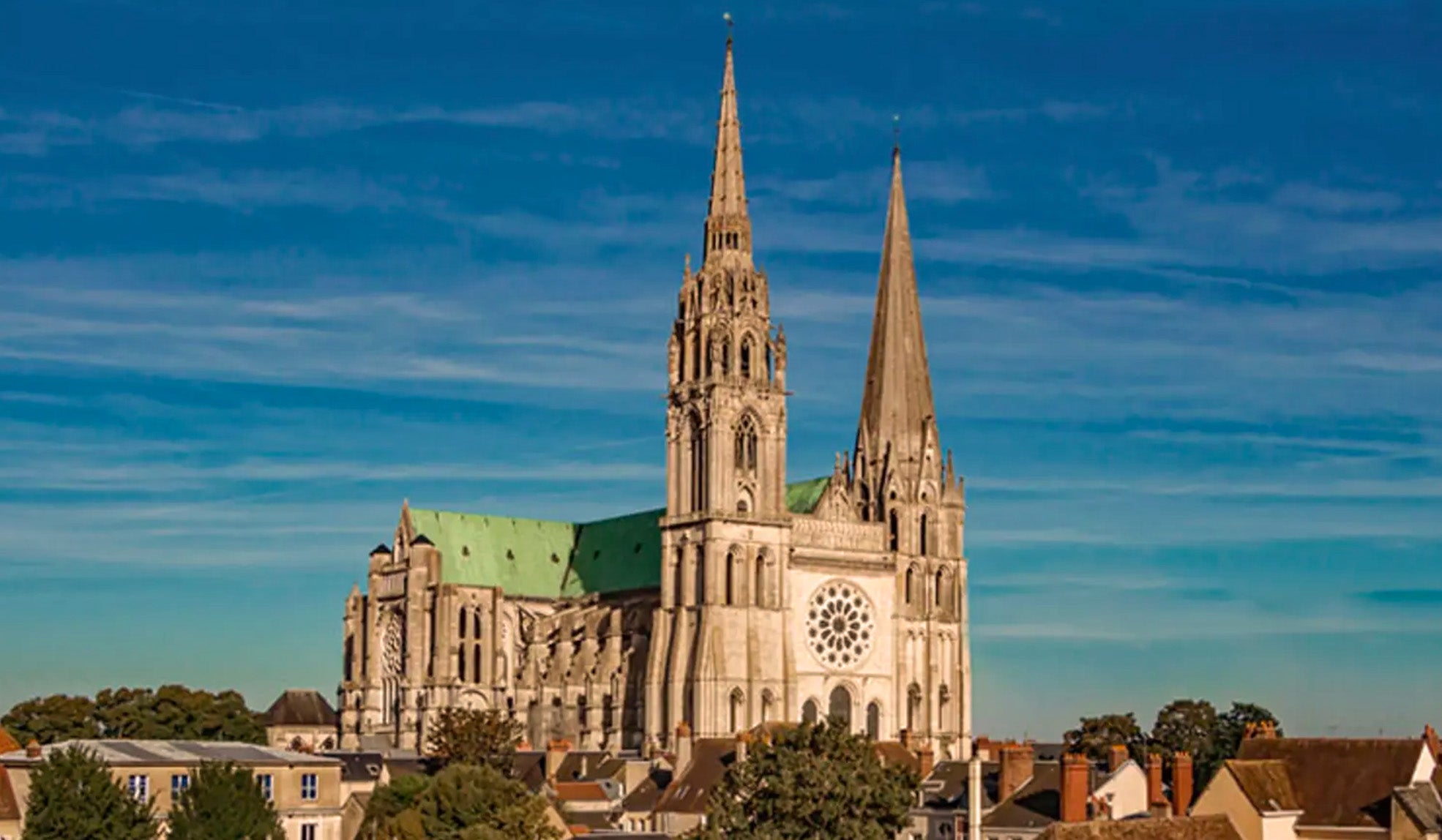 https://frcitadelle.fr/cdn/shop/articles/cathedrale-chartres-photo.jpg?v=1717343895